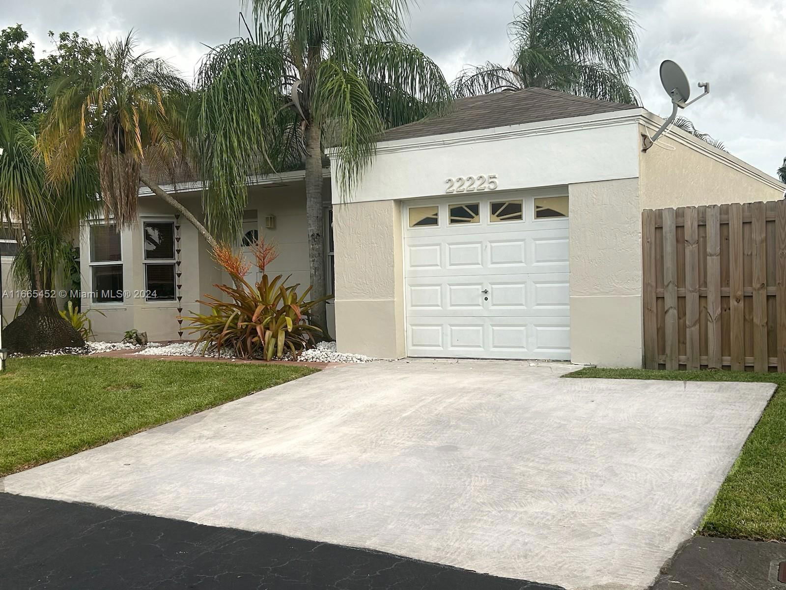 Real estate property located at 22225 97th Ct, Miami-Dade, LAKES BY THE BAY SEC 5, Cutler Bay, FL