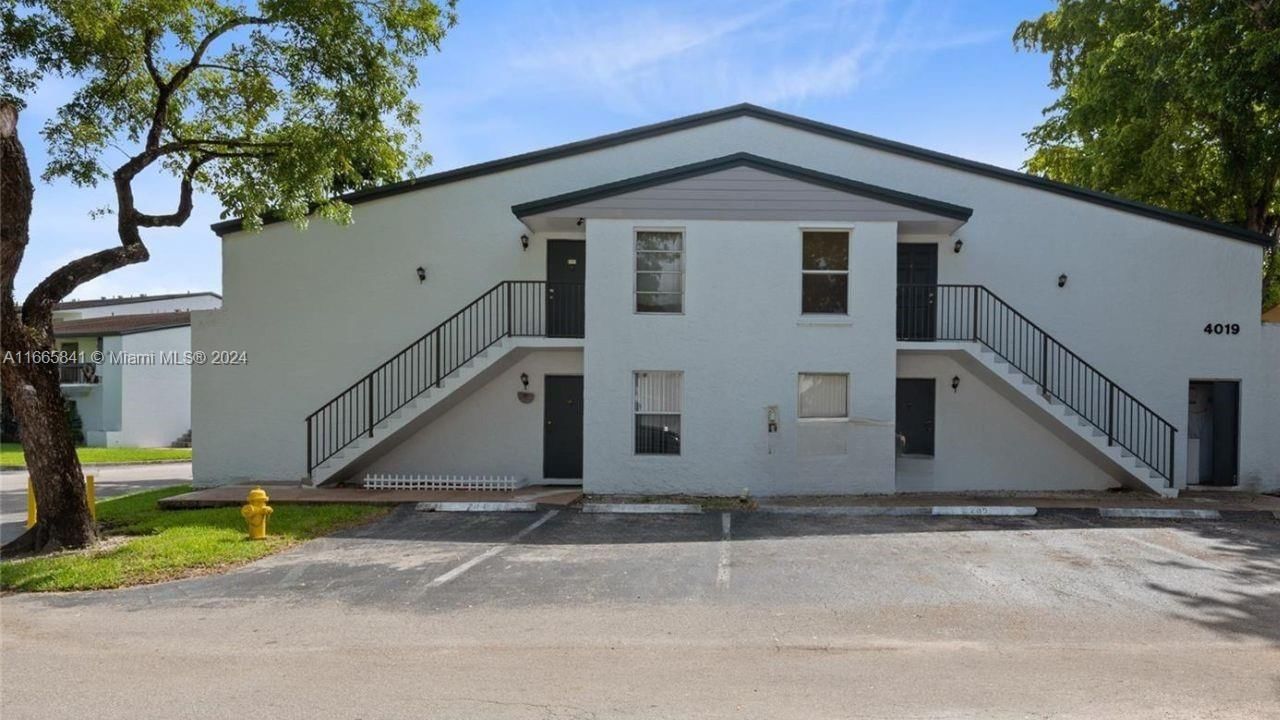 Real estate property located at 4019 University Dr #201, Broward, SUNRISE ON THE GREEN COND, Sunrise, FL