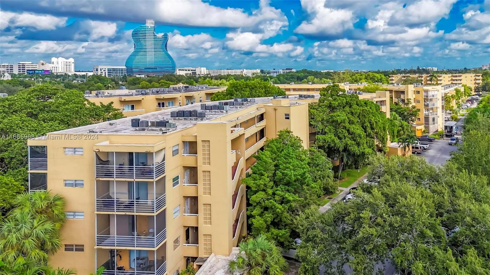 Real estate property located at 4111 Stirling Rd #304, Broward, OAKS CONDO, Dania Beach, FL