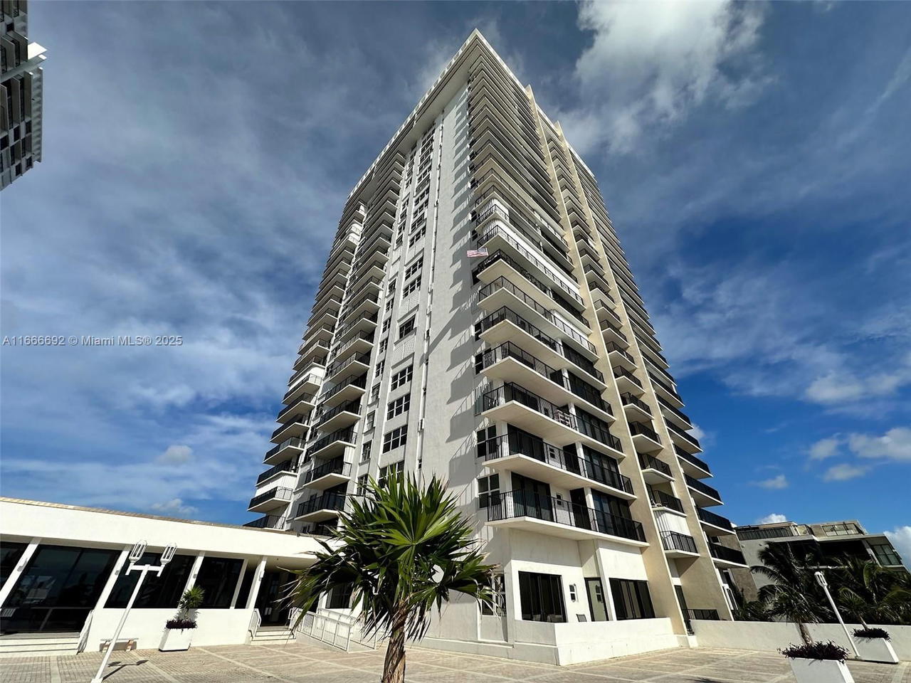 Real estate property located at 2201 Ocean Dr #904, Broward, Quadomain Tower I And Iv, Hollywood, FL
