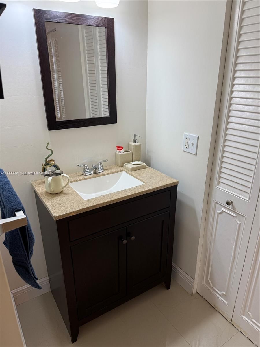Real estate property located at 2201 Ocean Dr #904, Broward, Quadomain Tower I And Iv, Hollywood, FL