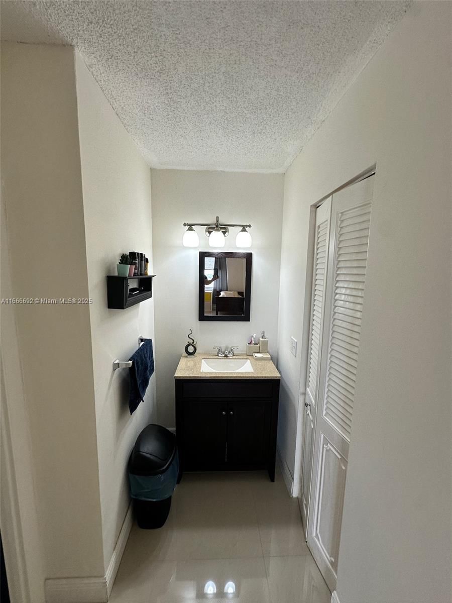 Real estate property located at 2201 Ocean Dr #904, Broward, Quadomain Tower I And Iv, Hollywood, FL