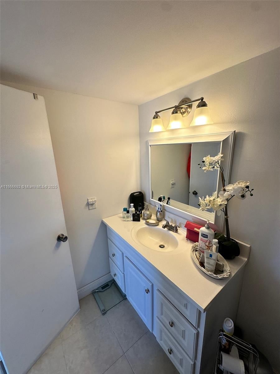 Real estate property located at 2201 Ocean Dr #904, Broward, Quadomain Tower I And Iv, Hollywood, FL