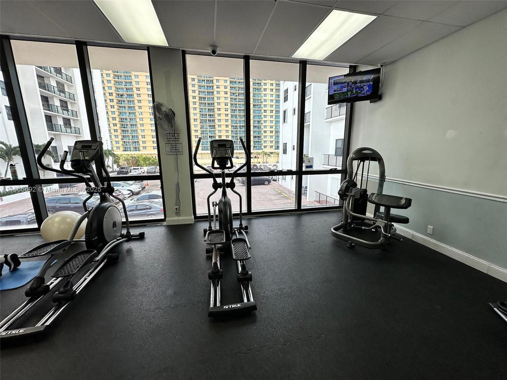 Real estate property located at 2201 Ocean Dr #904, Broward, Quadomain Tower I And Iv, Hollywood, FL