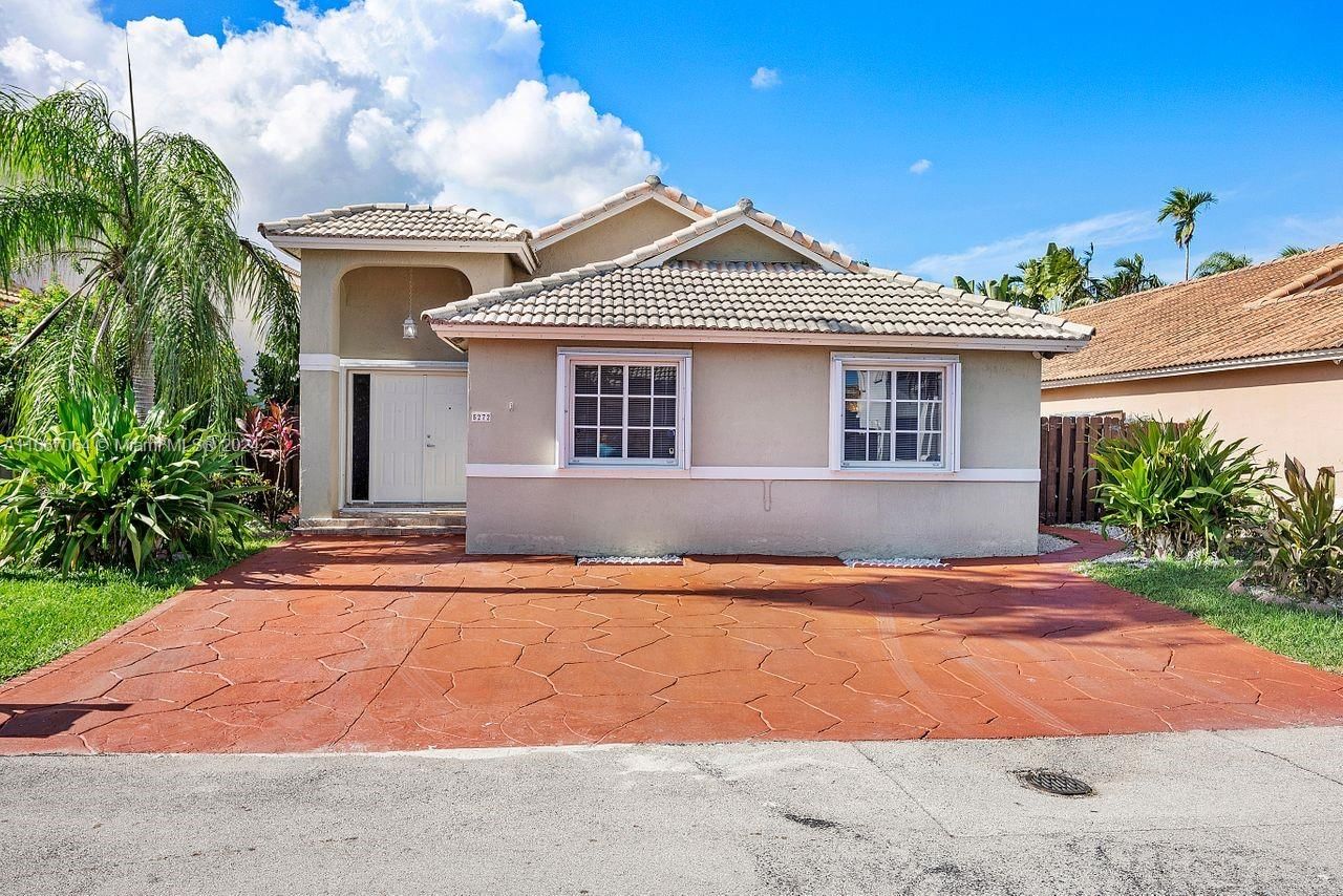 Real estate property located at 5272 154th Pl, Miami-Dade, LAKES OF THE MEADOW, Miami, FL