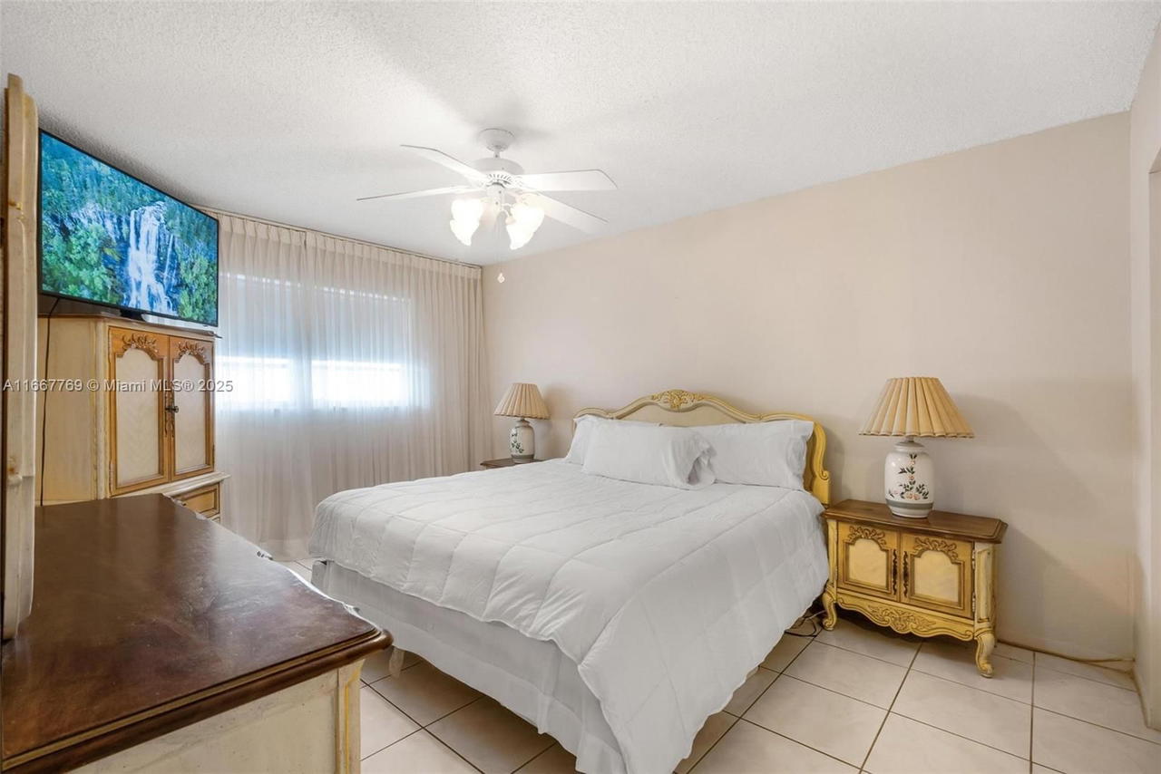 Real estate property located at 5300 Washington St C111, Broward, Beverly Hills Condo Numbe, Hollywood, FL