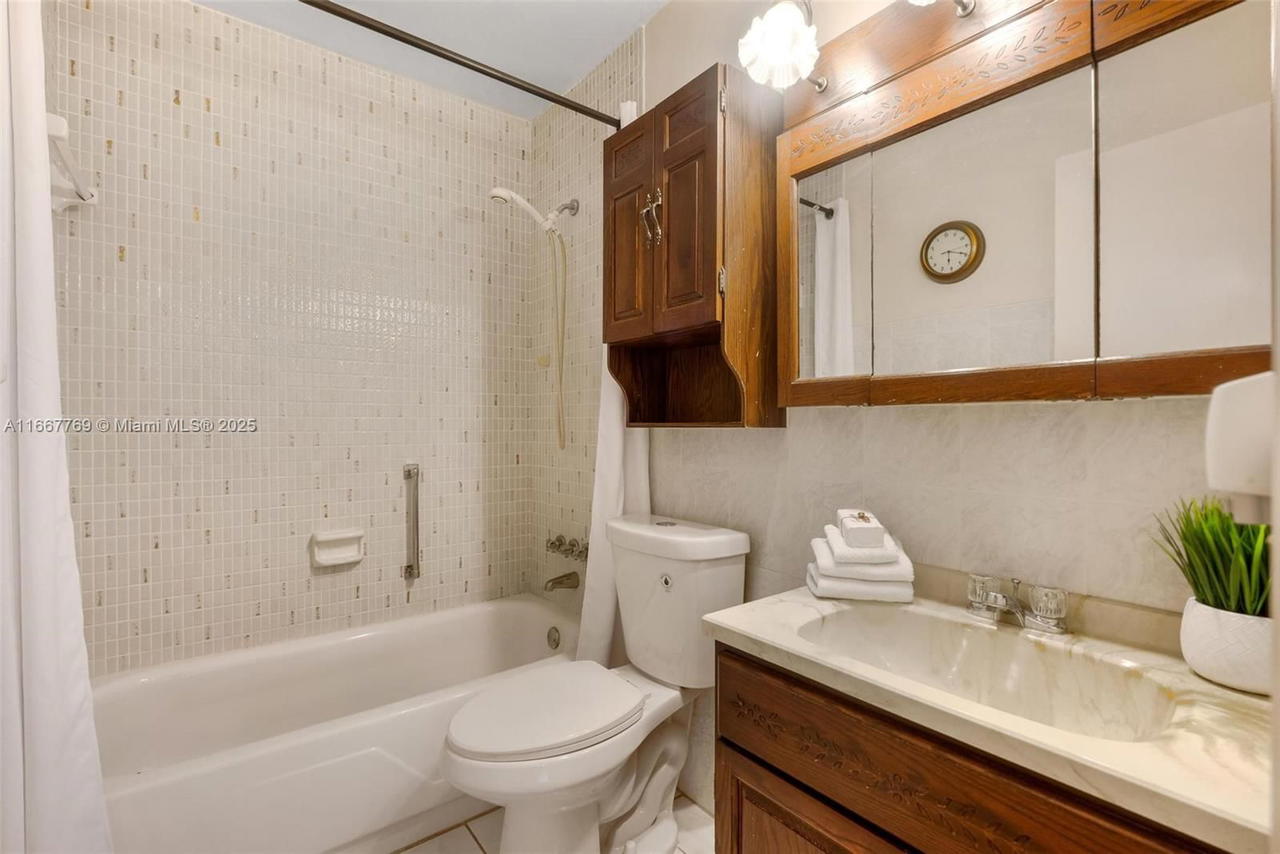 Real estate property located at 5300 Washington St C111, Broward, Beverly Hills Condo Numbe, Hollywood, FL