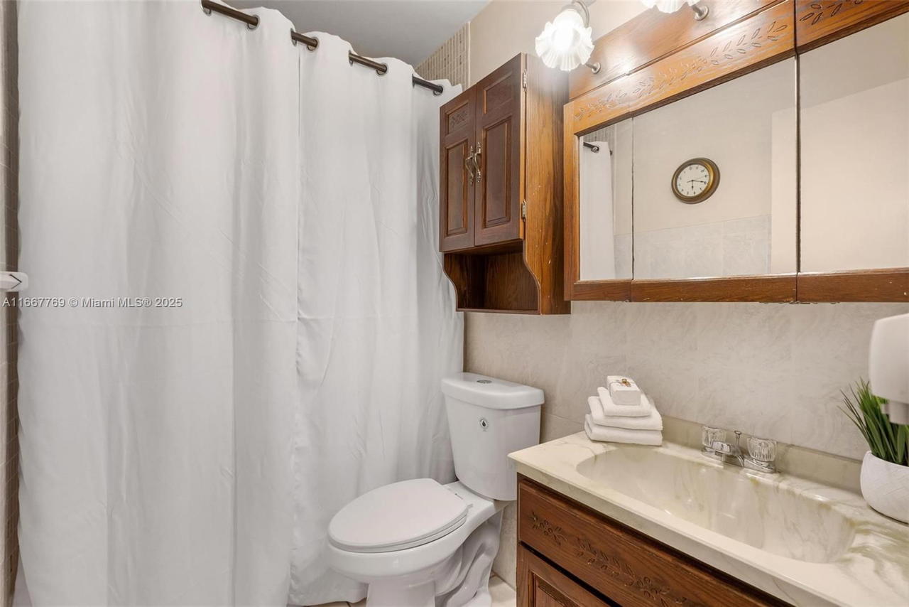 Real estate property located at 5300 Washington St C111, Broward, Beverly Hills Condo Numbe, Hollywood, FL