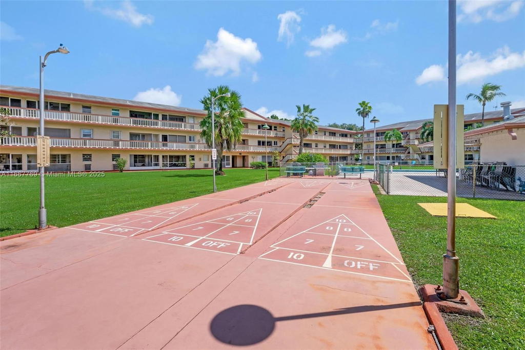 Real estate property located at 5300 Washington St C111, Broward, Beverly Hills Condo Numbe, Hollywood, FL