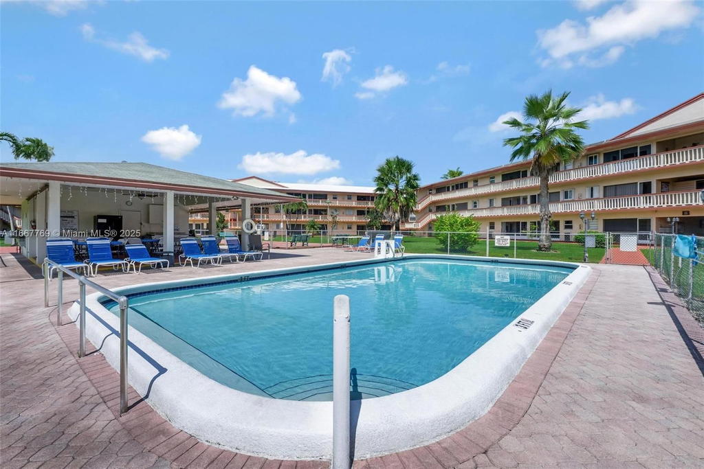 Real estate property located at 5300 Washington St C111, Broward, Beverly Hills Condo Numbe, Hollywood, FL