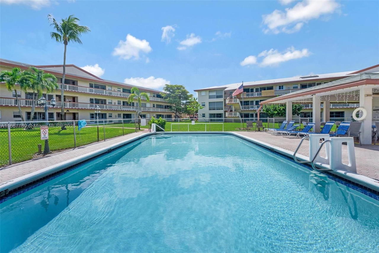 Real estate property located at 5300 Washington St C111, Broward, Beverly Hills Condo Numbe, Hollywood, FL