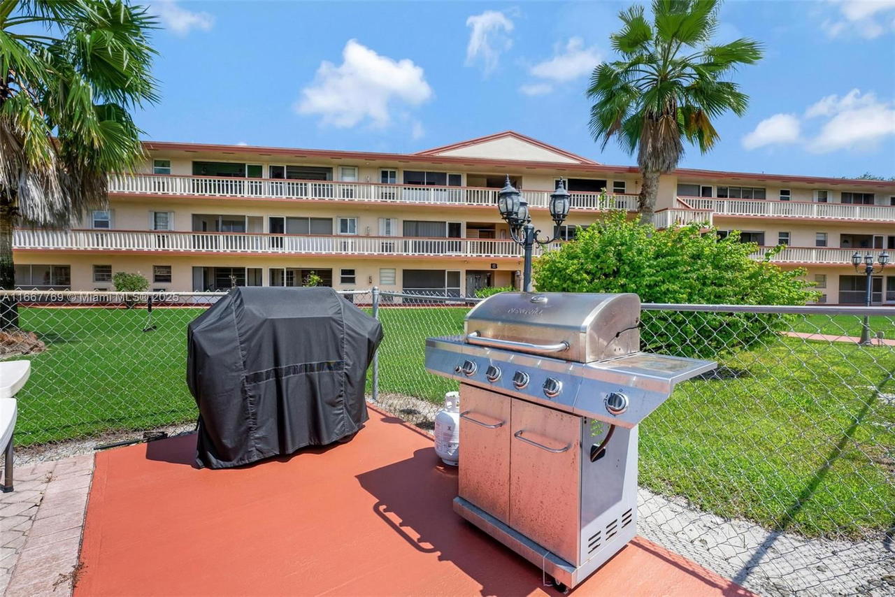 Real estate property located at 5300 Washington St C111, Broward, Beverly Hills Condo Numbe, Hollywood, FL