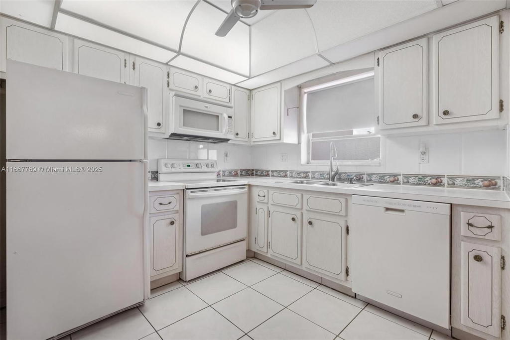 Real estate property located at 5300 Washington St C111, Broward, Beverly Hills Condo Numbe, Hollywood, FL