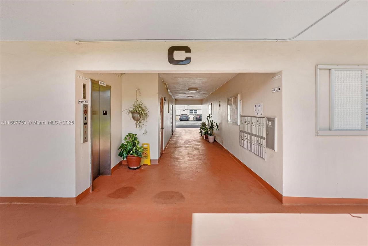 Real estate property located at 5300 Washington St C111, Broward, Beverly Hills Condo Numbe, Hollywood, FL