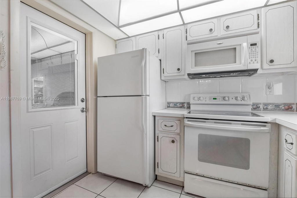 Real estate property located at 5300 Washington St C111, Broward, Beverly Hills Condo Numbe, Hollywood, FL