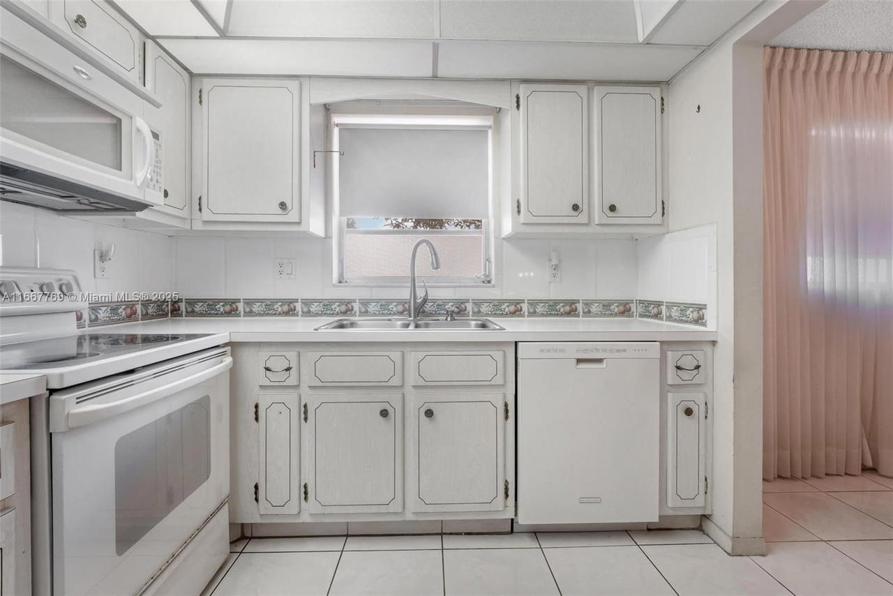 Real estate property located at 5300 Washington St C111, Broward, Beverly Hills Condo Numbe, Hollywood, FL