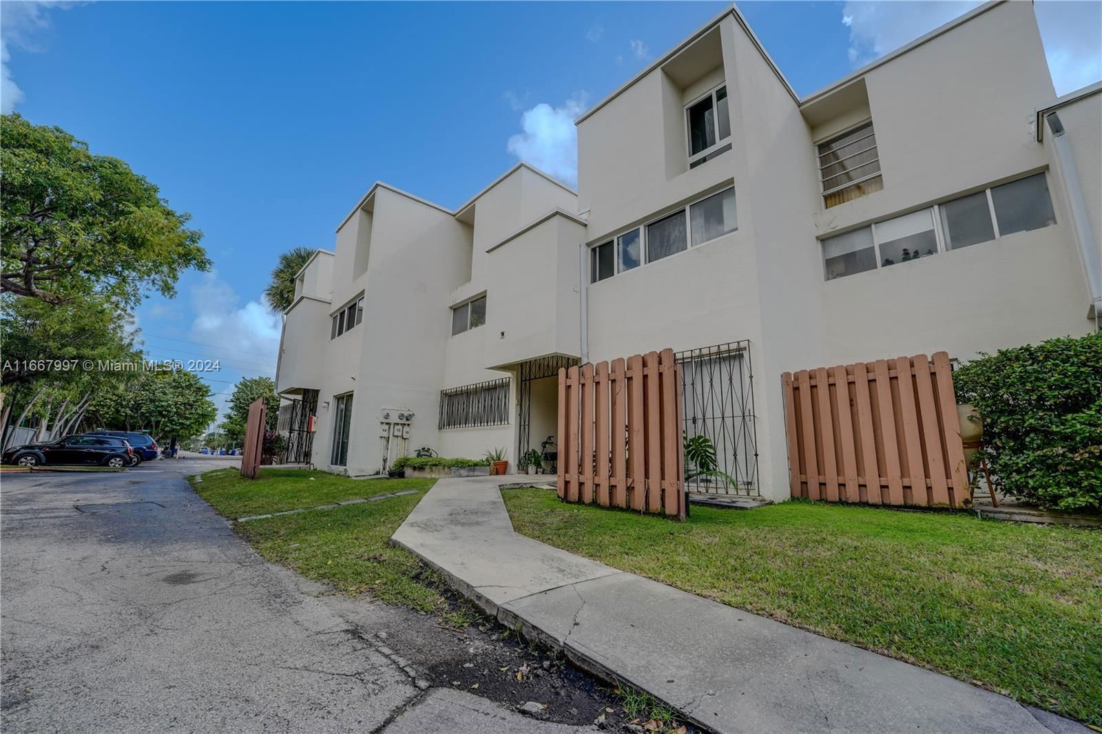 Real estate property located at 1912 17th Ave #17, Miami-Dade, LA ARBOLEDA CONDO, Miami, FL