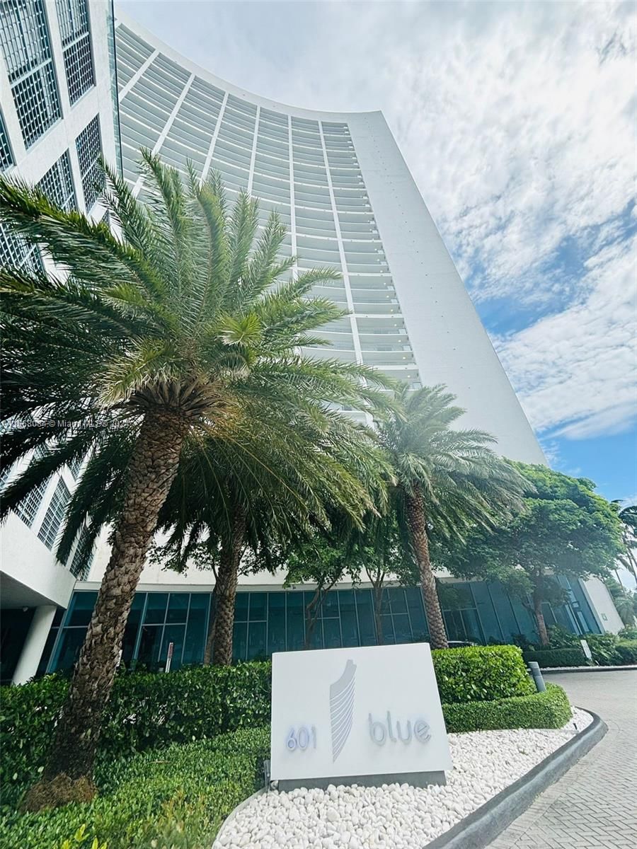 Real estate property located at 601 36th St #2203, Miami-Dade, BLUE CONDO, Miami, FL