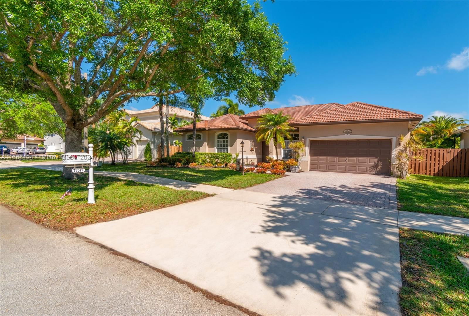 Real estate property located at 16547 Mariposa Cir S, Broward, Stoneridge Lake Estates, Pembroke Pines, FL