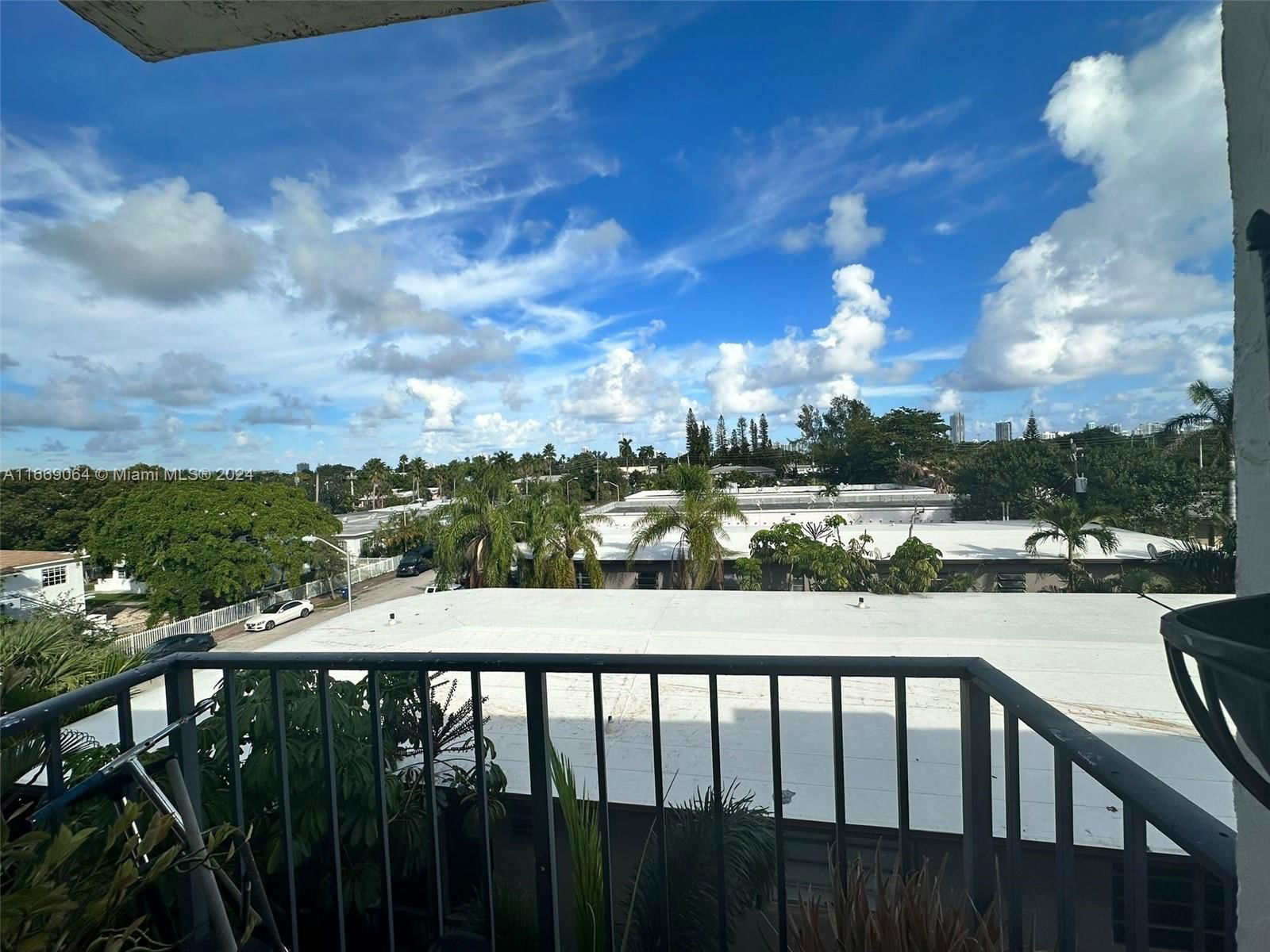 Real estate property located at 1960 Marseille Dr #403, Miami-dade, Apartments Enchante Condo, Miami Beach, FL