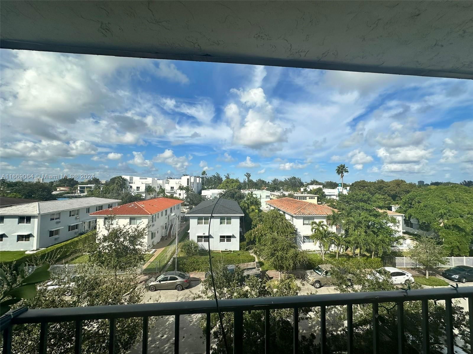 Real estate property located at 1960 Marseille Dr #403, Miami-dade, Apartments Enchante Condo, Miami Beach, FL