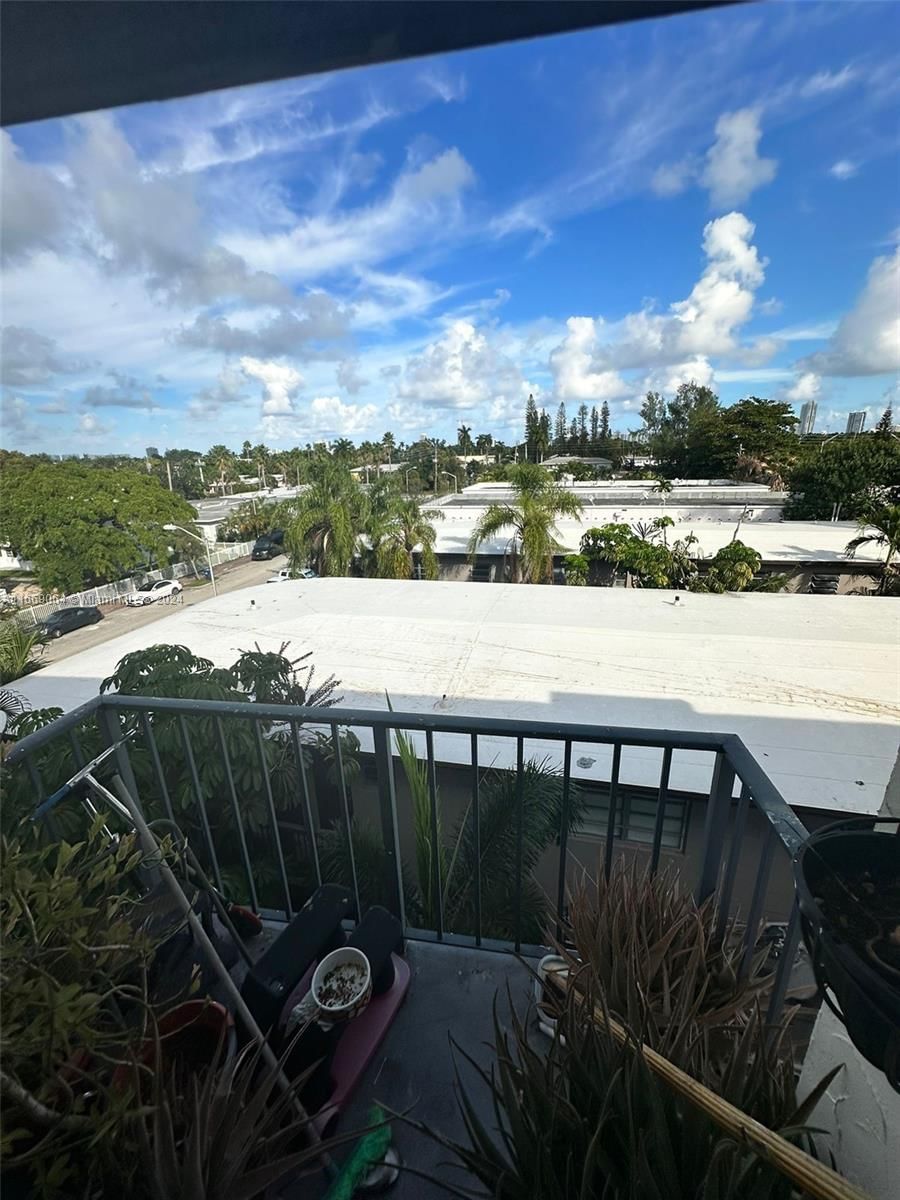 Real estate property located at 1960 Marseille Dr #403, Miami-dade, Apartments Enchante Condo, Miami Beach, FL