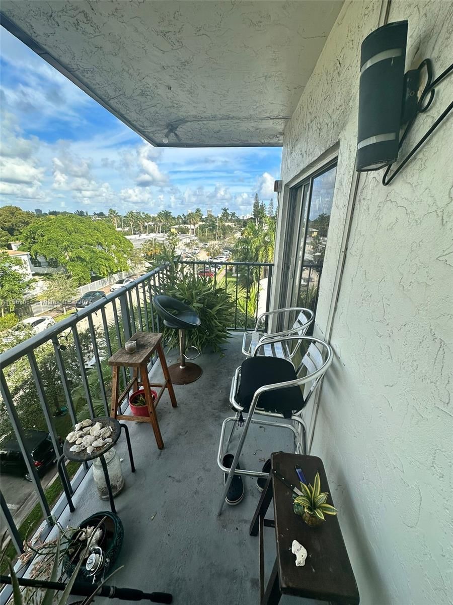 Real estate property located at 1960 Marseille Dr #403, Miami-dade, Apartments Enchante Condo, Miami Beach, FL