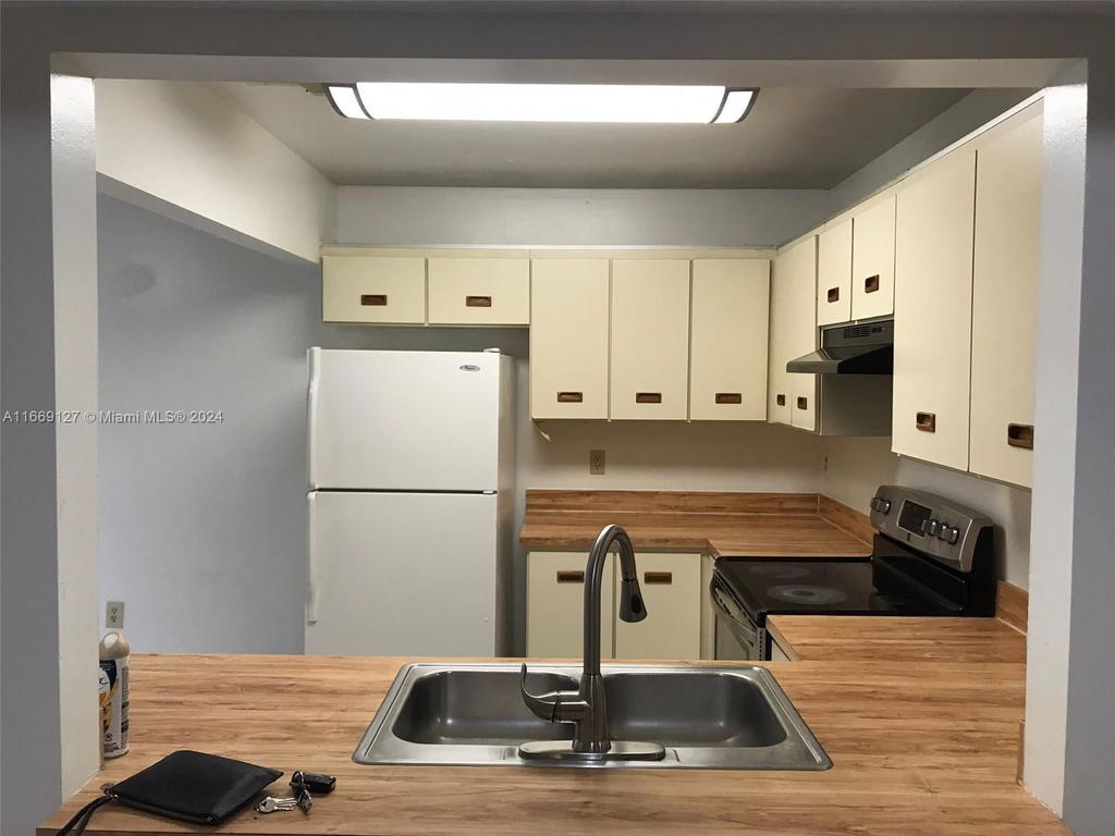 Real estate property located at 423 210th Cir Ter #104-25, Miami-dade, Monterey Village-one Cond, Miami, FL