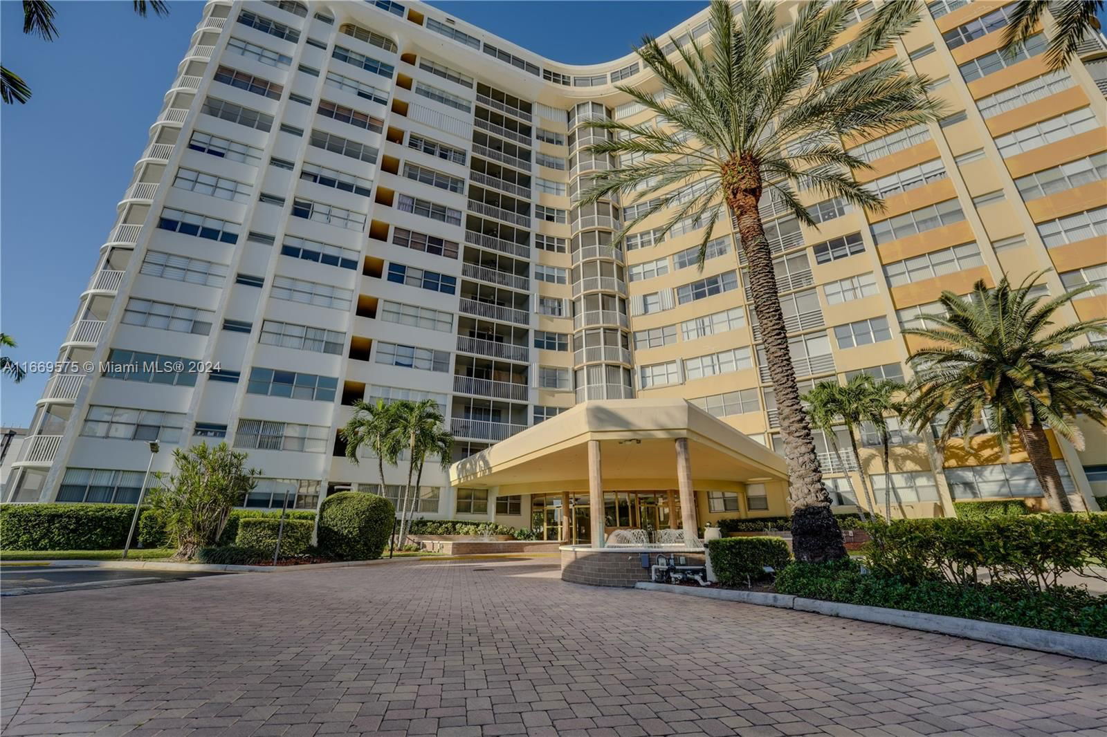 Real estate property located at 100 Golden Isles #1108, Broward, LAKE POINT TOWER CONDOMIN, Hallandale Beach, FL