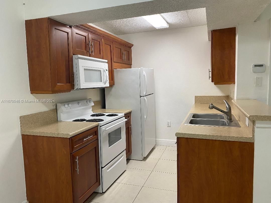 Real estate property located at 10441 155th Ct #912, Miami-Dade, BISCAYNE BEACH CLUB CONDO, Miami, FL