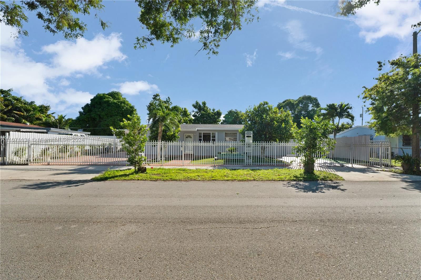 Real estate property located at 18935 44th Ct, Miami-Dade, REALSITE EST SEC 4, Miami Gardens, FL