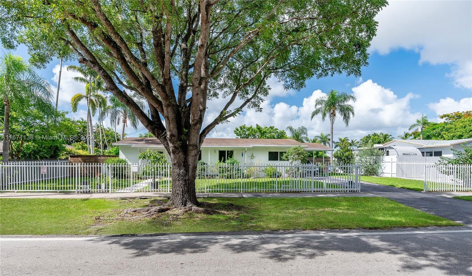 Real estate property located at 9710 Colonial Dr, Miami-Dade, PALMETTO COUNTRY CLUB EST, Miami, FL