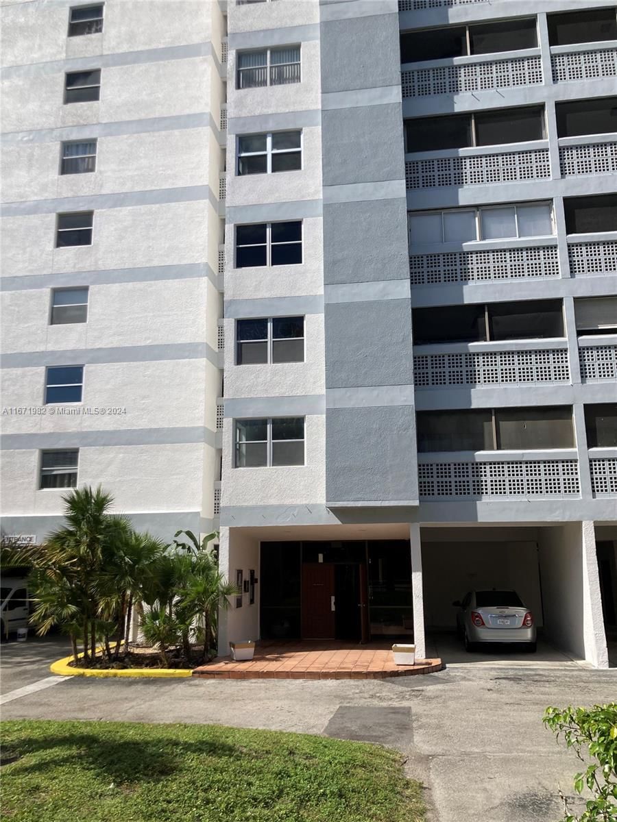 Real estate property located at 3301 Spanish Moss Ter #704, Broward, LAKES OF INVERRARY CONDO, Lauderhill, FL