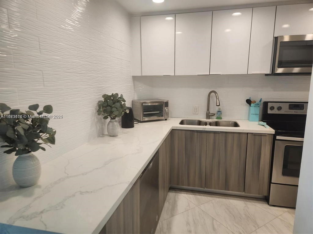 Real estate property located at 4330 Hillcrest Dr #414, Broward, Hillcrest East No 23 Cond, Hollywood, FL
