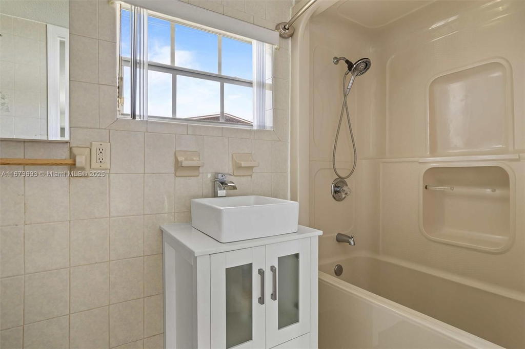 Real estate property located at 5470 9th Ln, Miami-dade, Palm Springs 5th Addn Sec, Hialeah, FL
