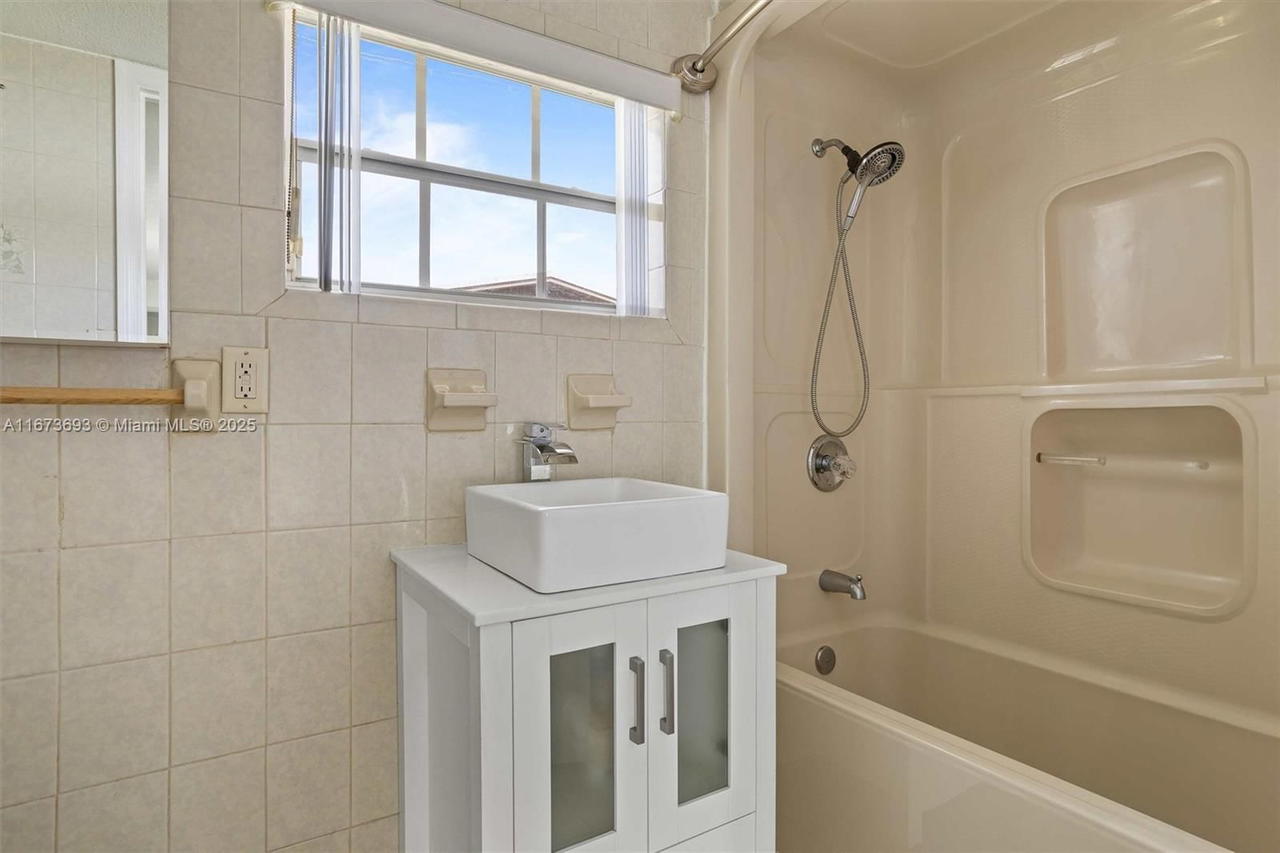 Real estate property located at 5470 9th Ln, Miami-dade, Palm Springs 5th Addn Sec, Hialeah, FL