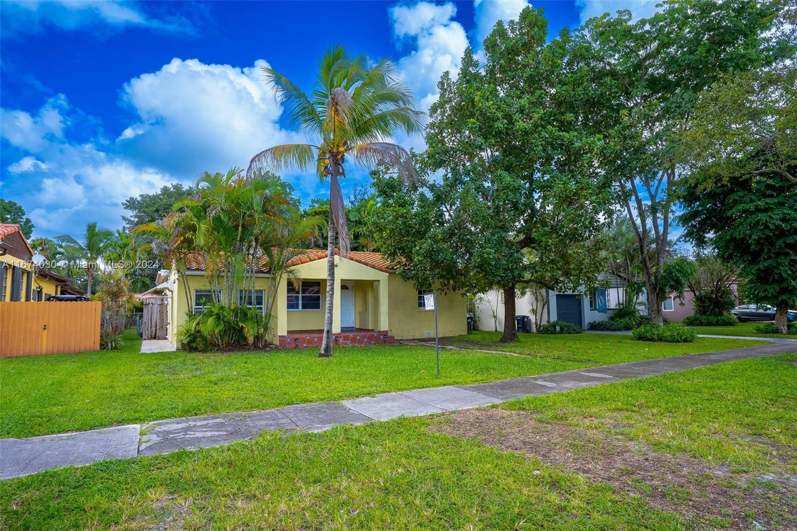 Real estate property located at 533 South Dr, Miami-Dade, COUNTRY CLUB ESTATES SEC, Miami Springs, FL