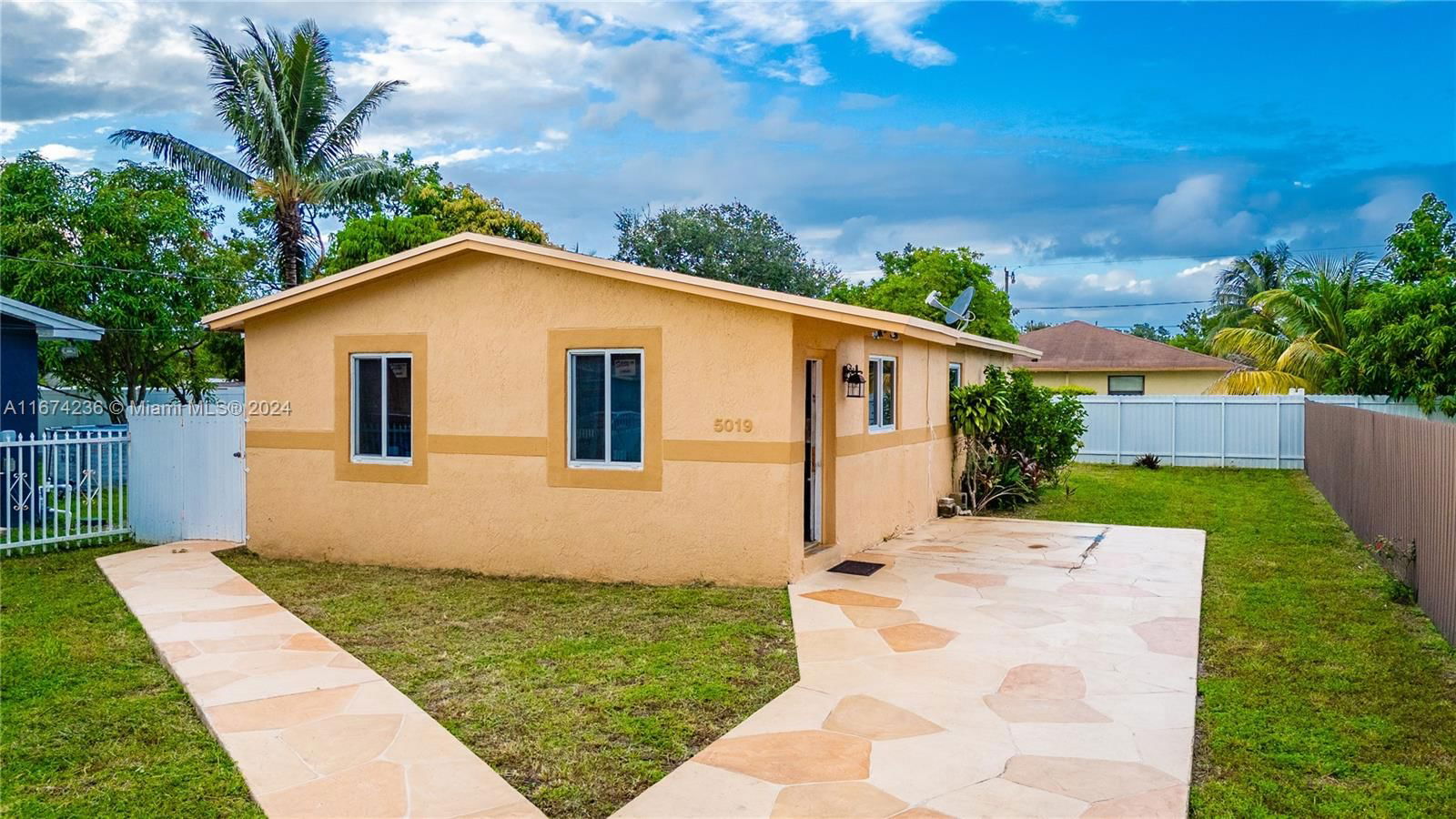 Real estate property located at 5019 24th St, Broward, CARVER RANCHES REV PLAT, West Park, FL