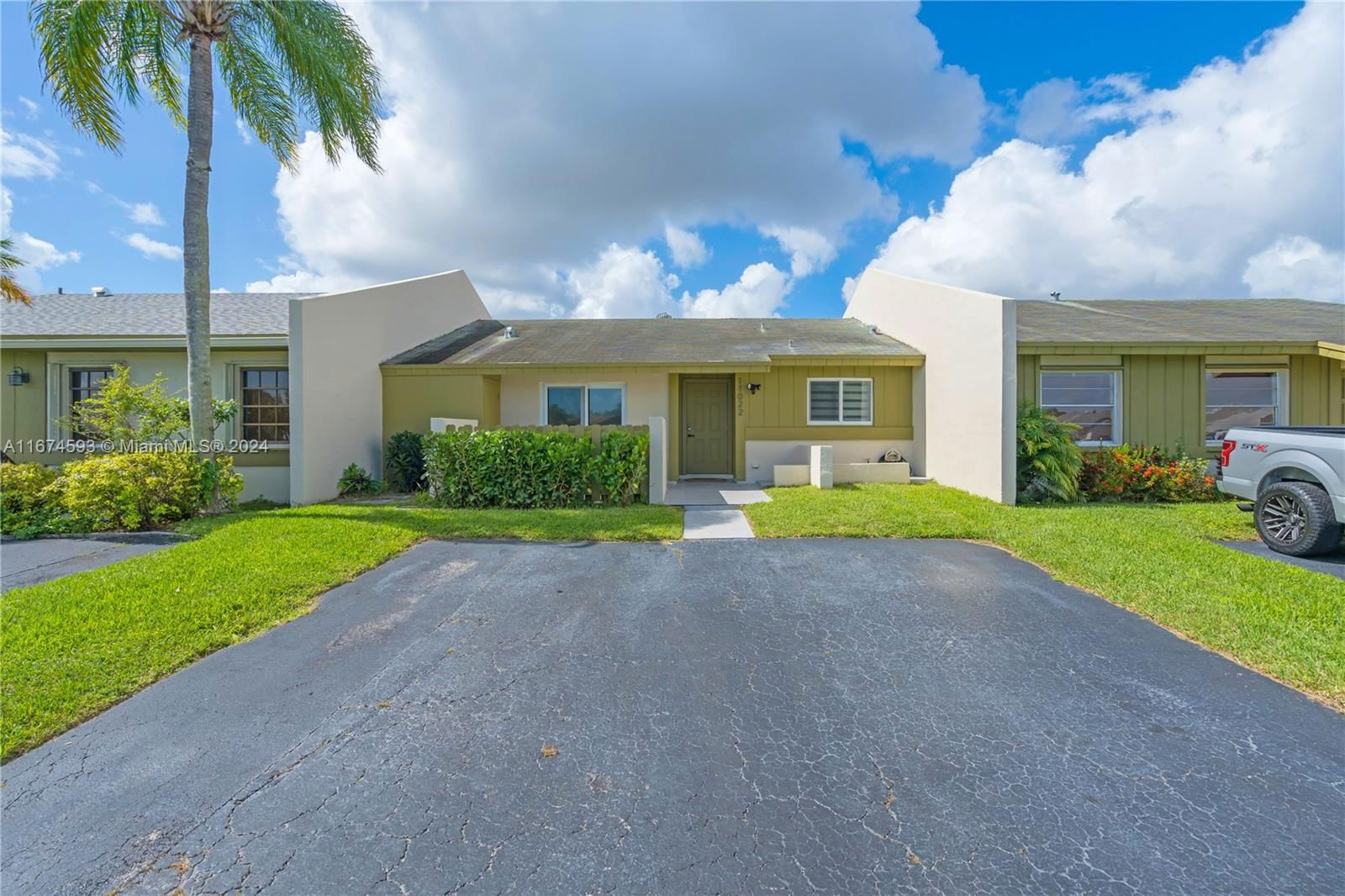 Real estate property located at 11022 124th Ct, Miami-Dade, DEVON-AIRE VILLAS SEC 4, Miami, FL