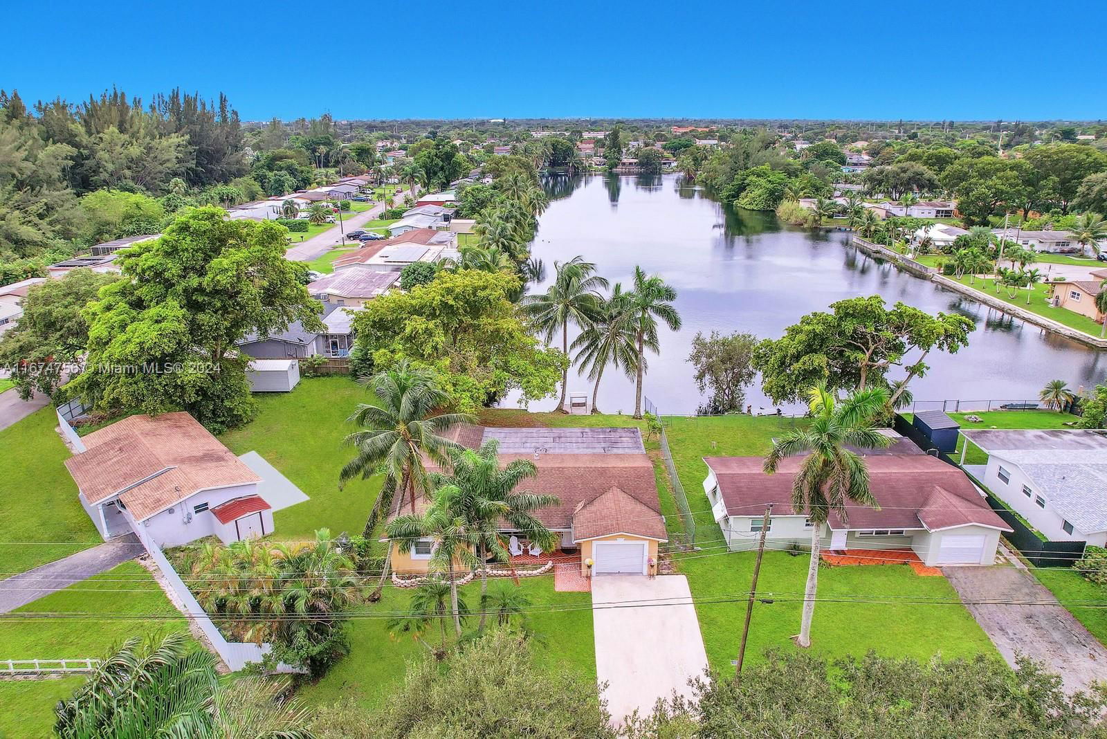 Real estate property located at 5510 54th St, Broward, STIRLING LAKE, Davie, FL