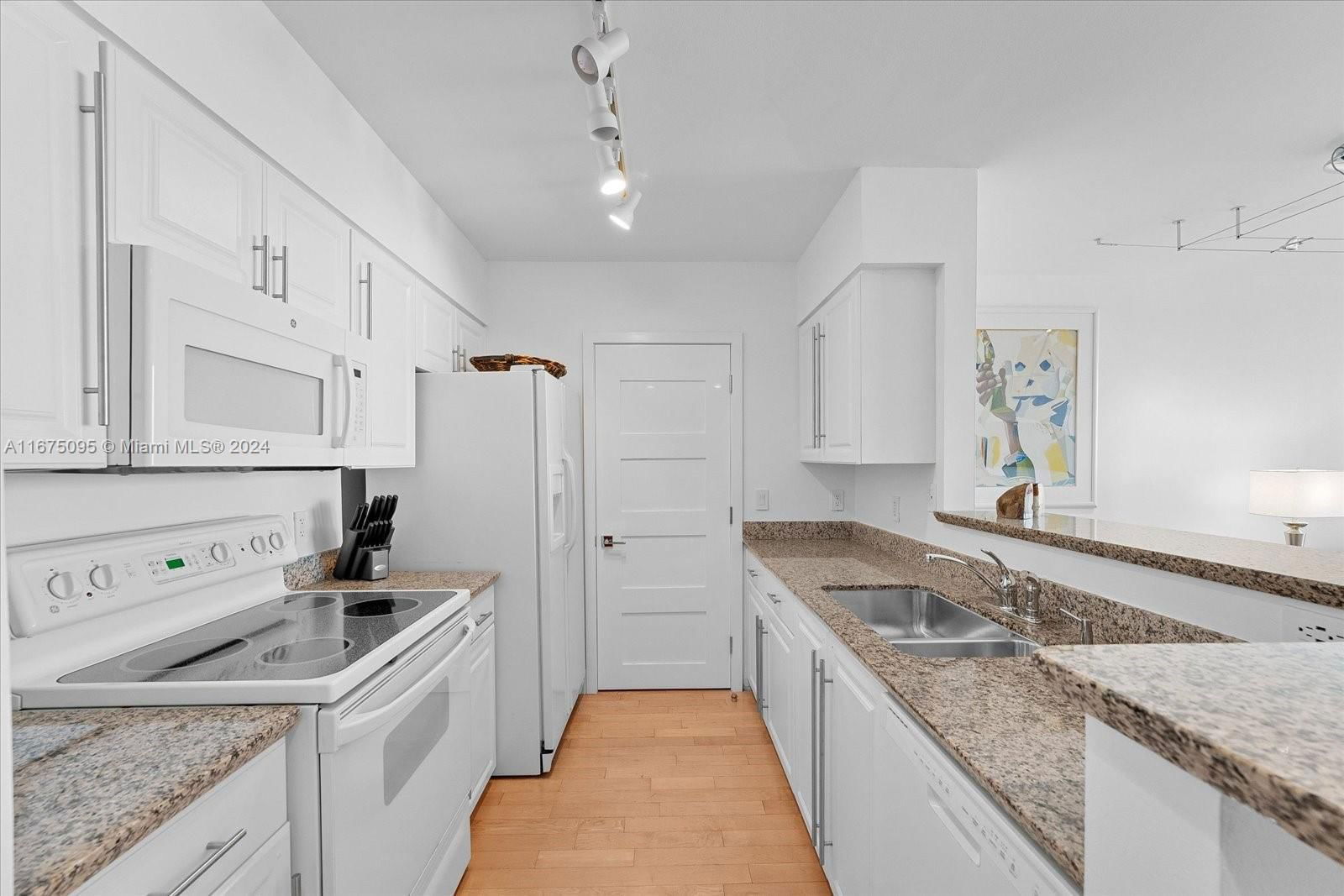 Real estate property located at 90 Alton Rd #2206, Miami-dade, Yacht Club At Portofino C, Miami Beach, FL