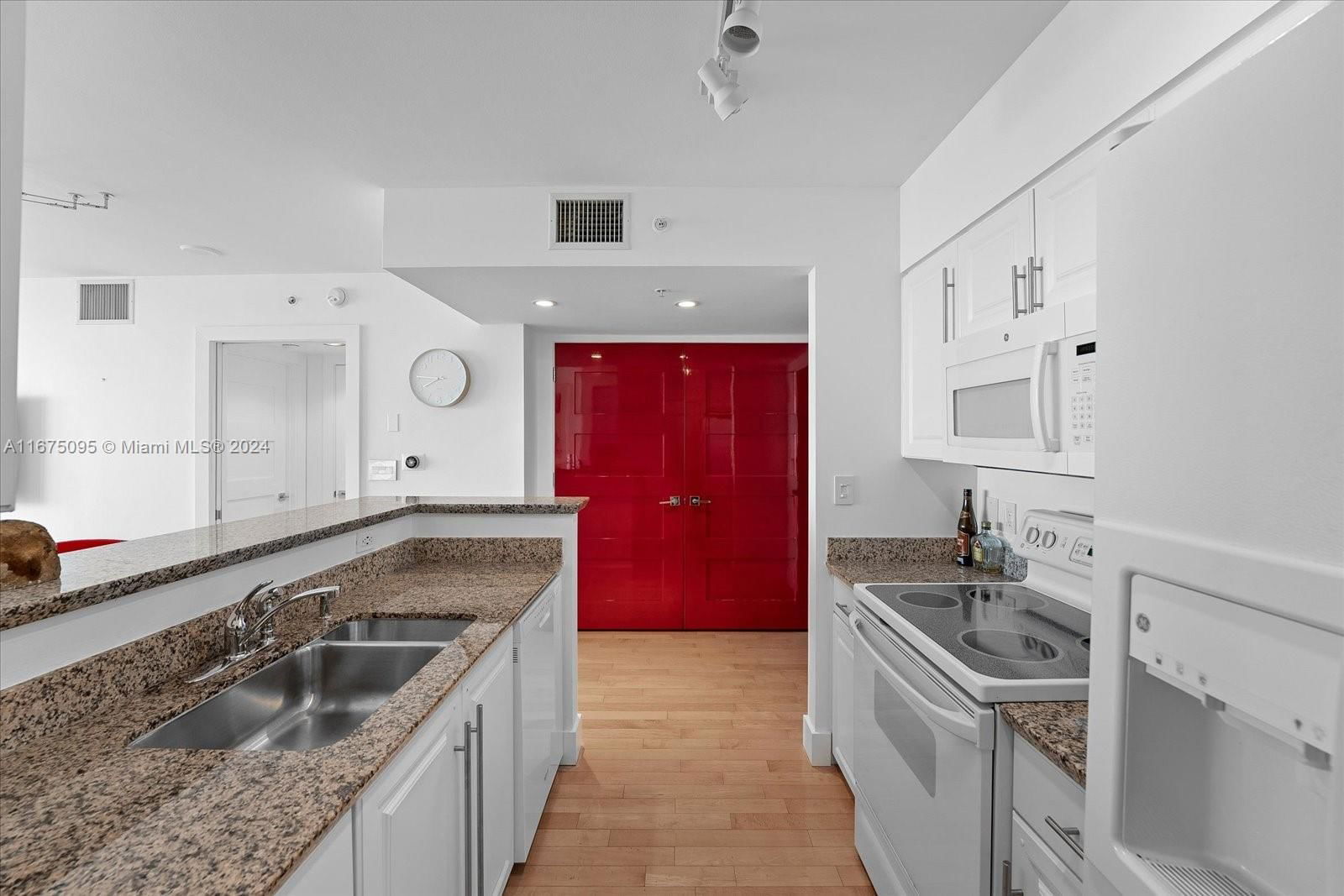 Real estate property located at 90 Alton Rd #2206, Miami-dade, Yacht Club At Portofino C, Miami Beach, FL