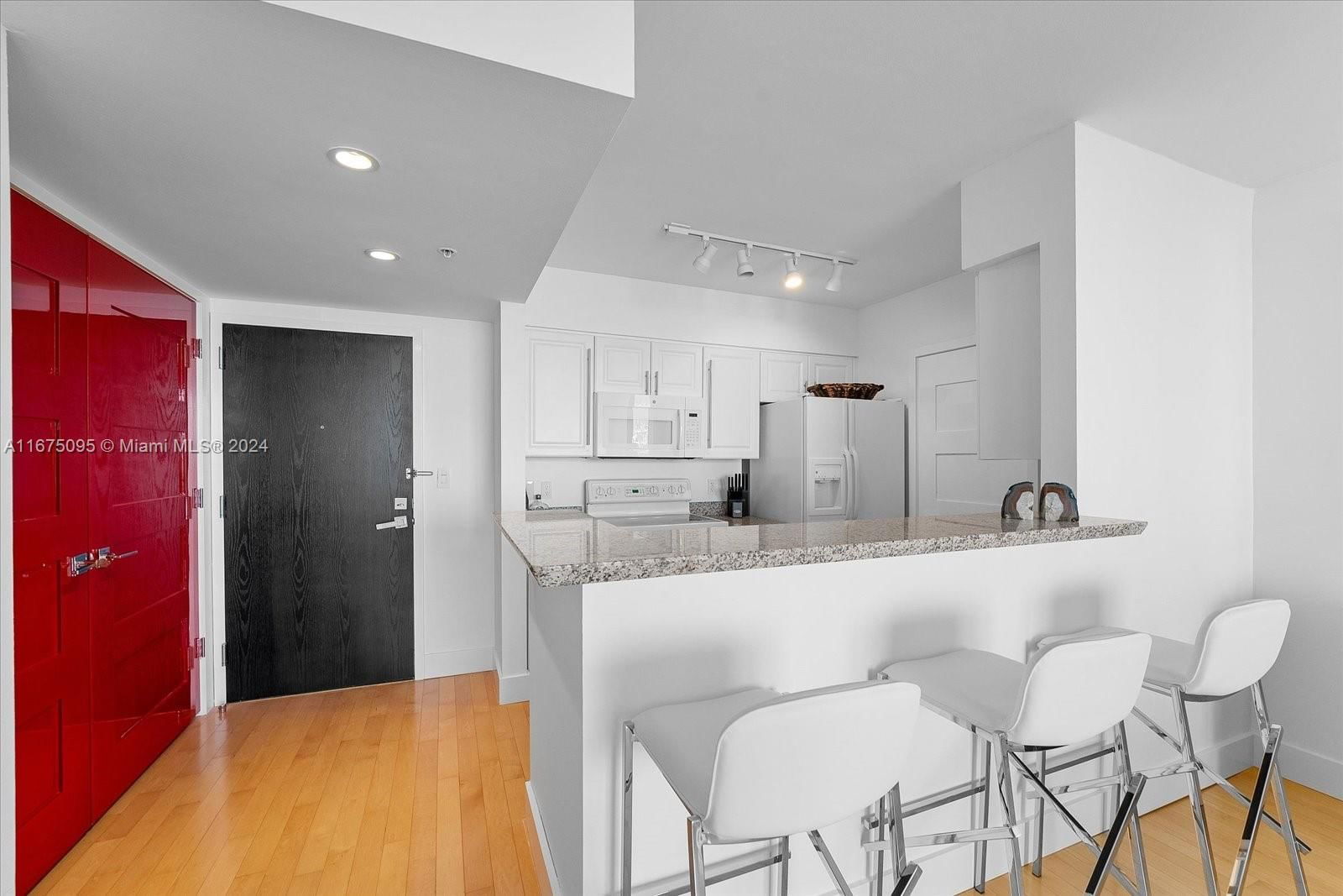 Real estate property located at 90 Alton Rd #2206, Miami-dade, Yacht Club At Portofino C, Miami Beach, FL