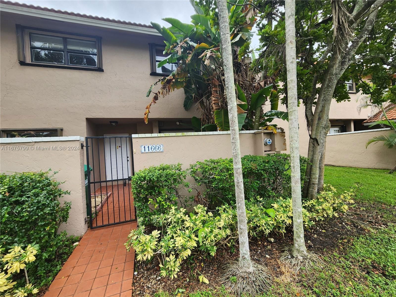 Real estate property located at 11666 91st Ter #11666, Miami-Dade, TOWNHOMES OF LA JOLLA, Miami, FL