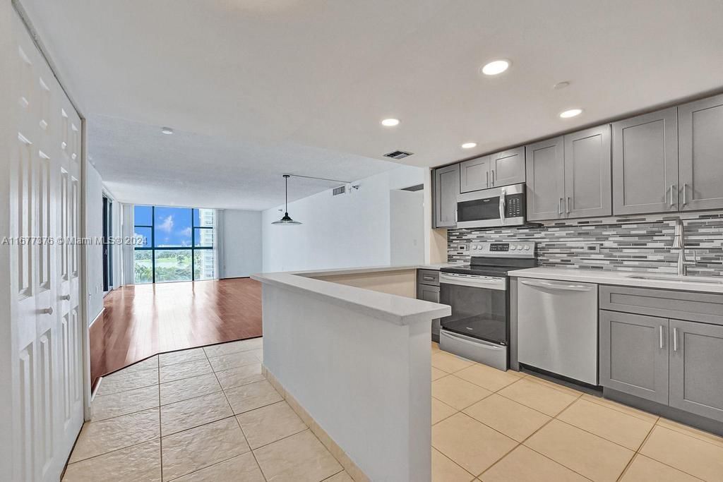 Real estate property located at 20505 Country Club Dr #938, Miami-Dade, WATERVIEW CONDO, Aventura, FL