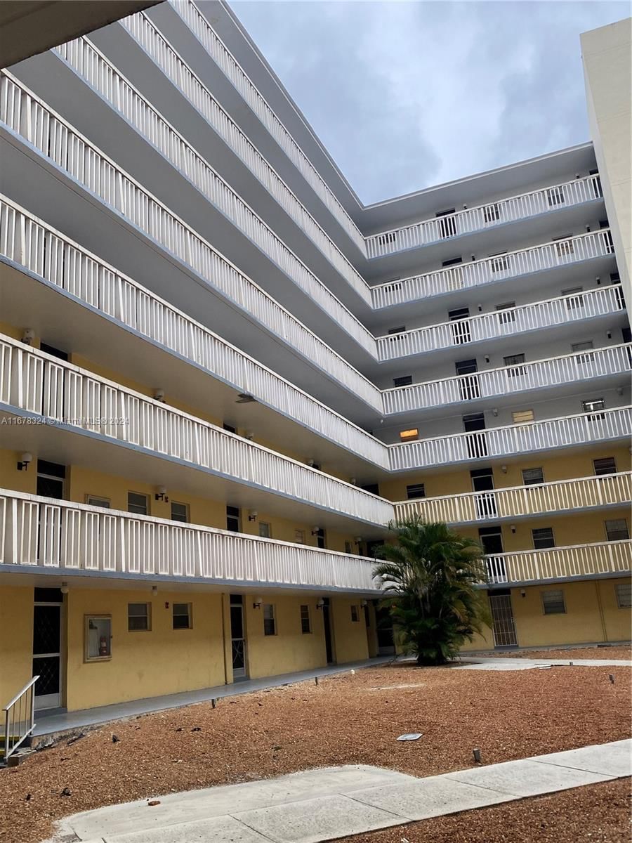 Real estate property located at 15600 7th Ave #114, Miami-Dade, PARKWAY TOWERS BLDG 1 CON, Miami, FL