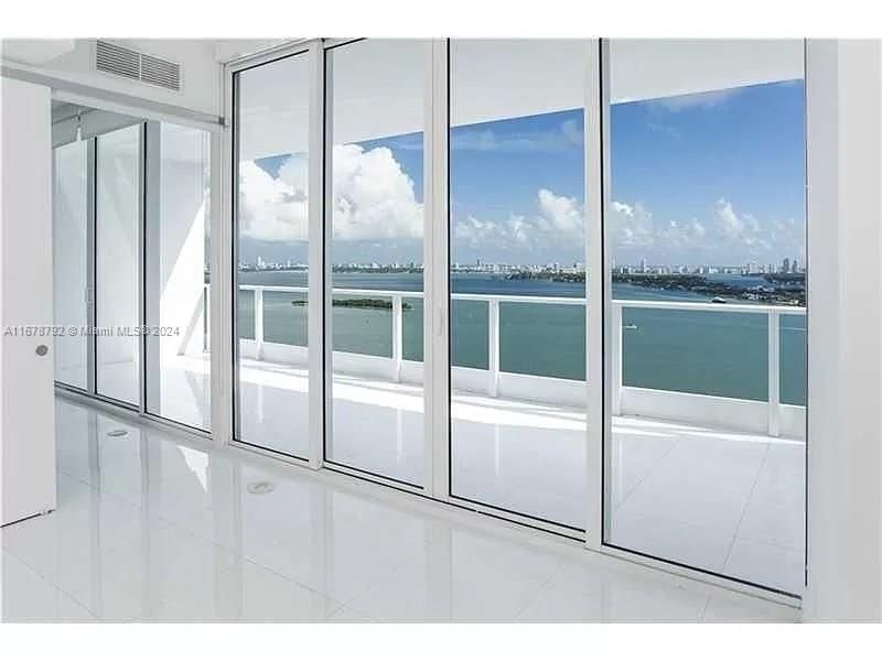 Real estate property located at 2020 Bayshore Dr #1705, Miami-Dade, PARAMOUNT BAY CONDO, Miami, FL