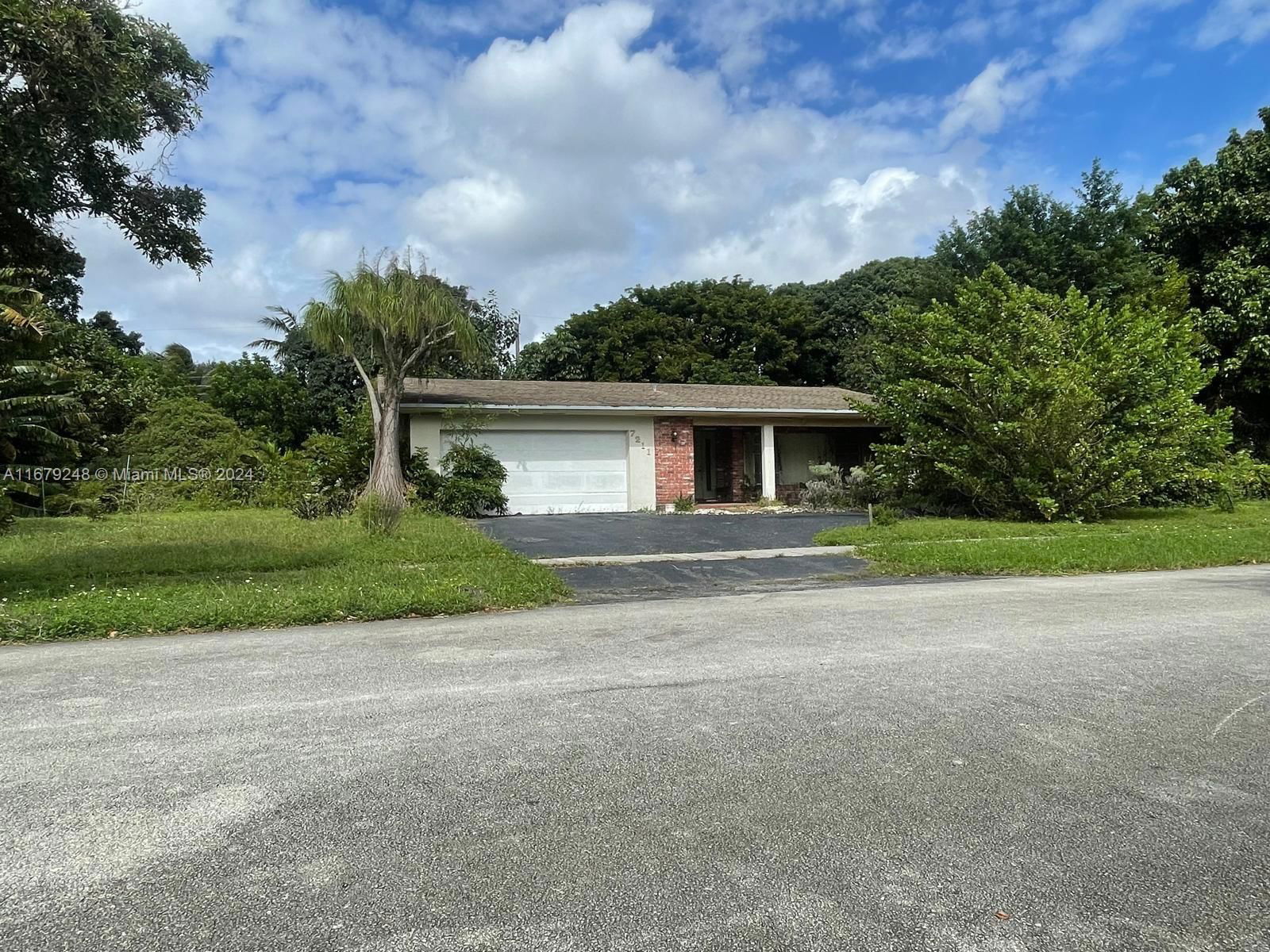 Real estate property located at 7211 7th St, Broward, PLANTATIONS SECLUDED GARD, Plantation, FL