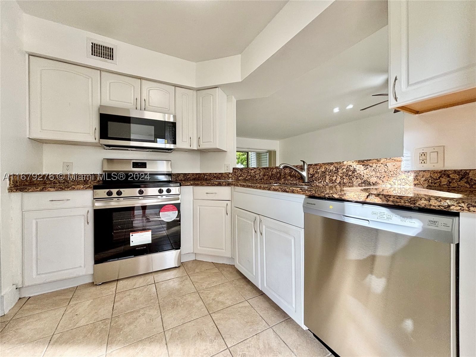 Real estate property located at 3405 44th St #104, Broward, Summer Lake, Oakland Park, FL