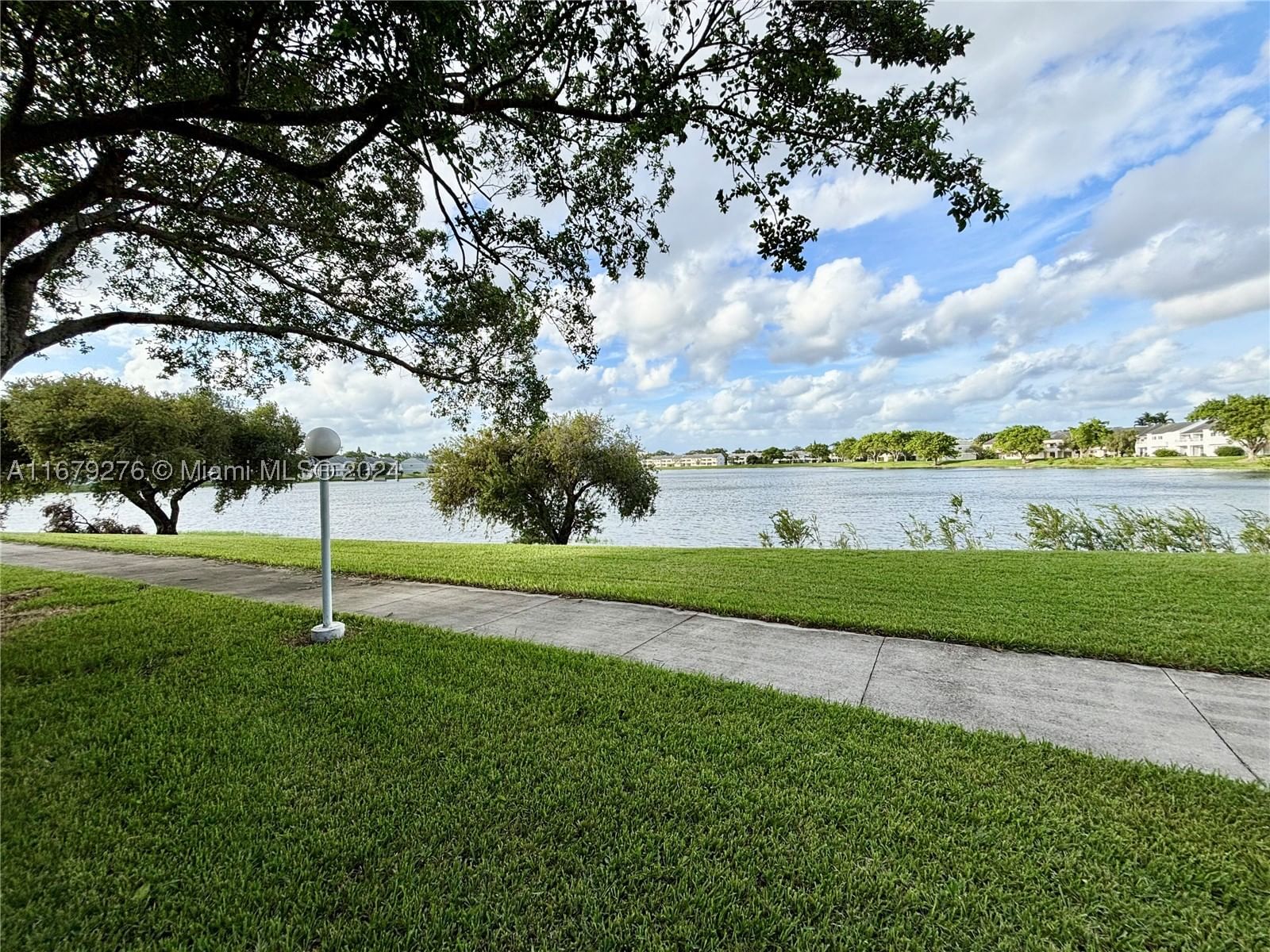 Real estate property located at 3405 44th St #104, Broward, Summer Lake, Oakland Park, FL